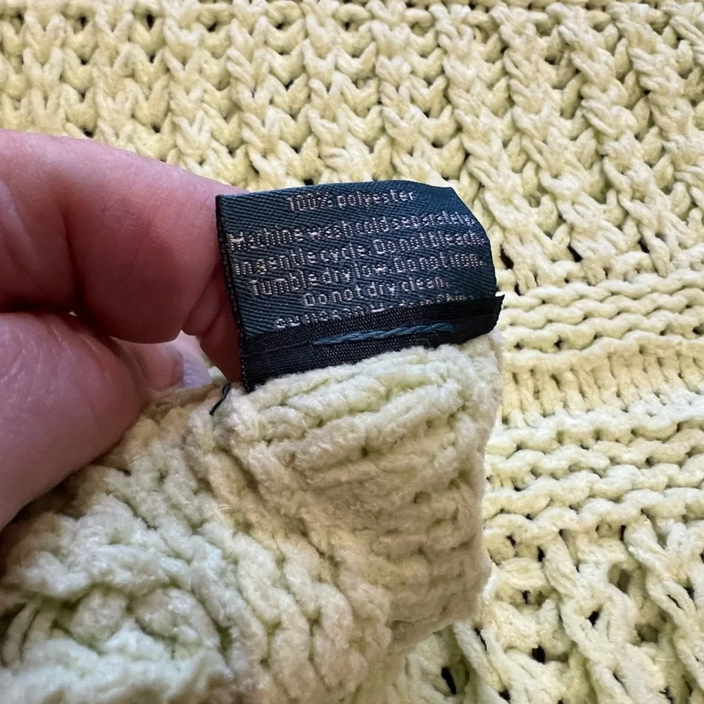 Emryn House Chunky Knit Throw, 50” x 60”, fern green - Picture 4 of 7